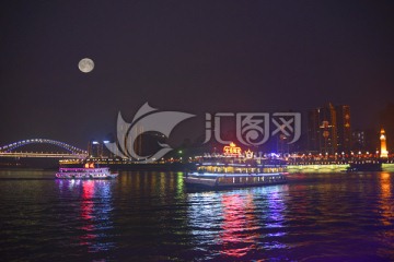 朝天门长江大桥和两江游游轮夜景