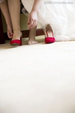 穿鞋的新娘