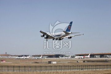 飞机降落 空客A380 机场