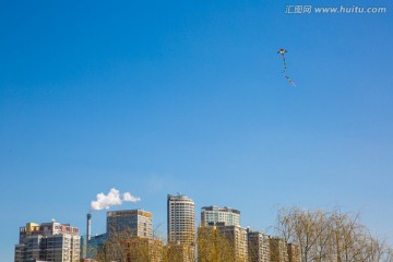 城市上空的风筝