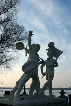 雕塑 哈尔滨 松花江江畔 江堤