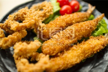 酥炸鱿鱼圈和酥炸虾