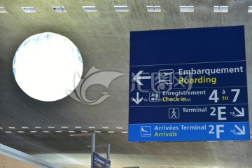 巴黎戴高乐机场出发大厅指示牌