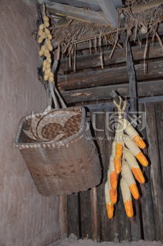墙角挂的竹篓和玉米