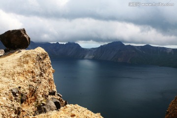 吉林省长白山 悬崖峭壁 湖水