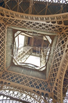 巴黎铁塔底部