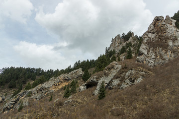 蓝天白云山峰树林