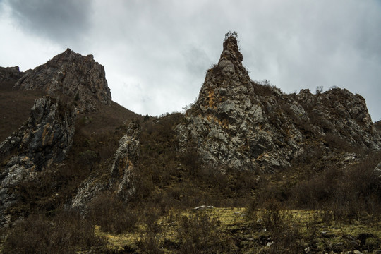 险要的山林峡谷