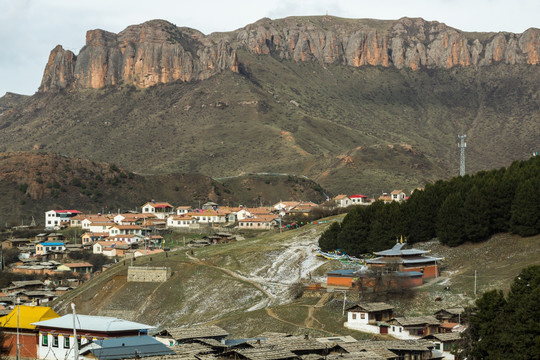 高山下的郎木寺旅游风光