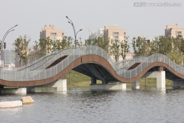 湖边的桥