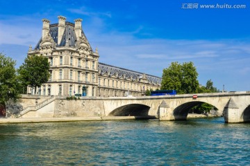 法国巴黎塞纳河上的卢浮宫
