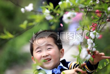 春天 桃花树下的儿童笑容