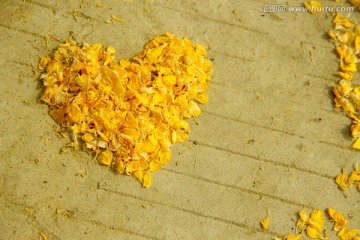 黄色花瓣爱心