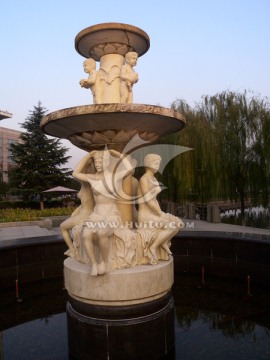 喷水池的雕塑