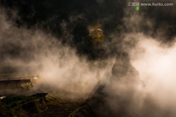 遂昌南尖岩春晨薄雾弥漫小山村