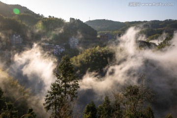 遂昌南尖岩春晨薄雾弥漫小山村