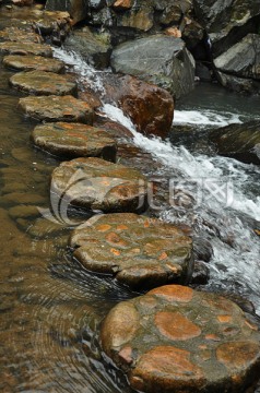 溪流鹅卵石