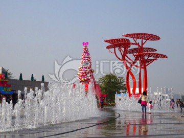 深圳欢乐海岸红色雕塑和喷泉