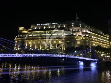 新加坡浮尔顿酒店和加纳文桥夜景