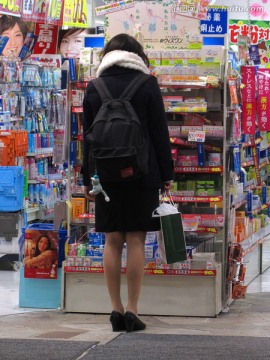 化妆品店 女孩背影