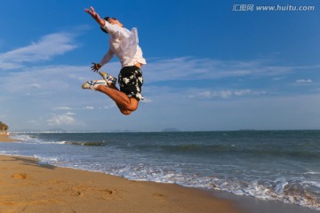 沙滩上跳跃的男人