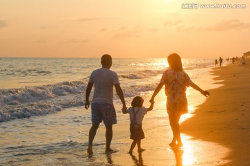 沙滩夕阳一家人背影