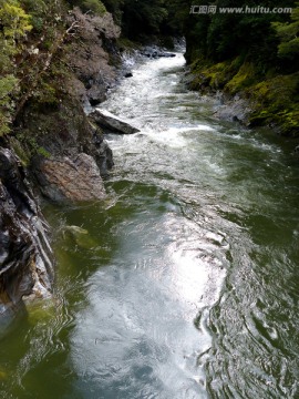 峡谷流水