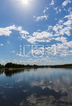 蓝天白云湖中景色摄影