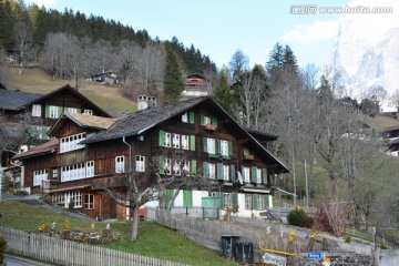 欧洲风景摄影 雪山下的小村落