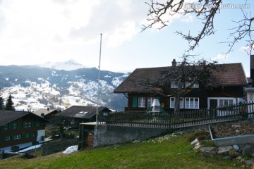 欧洲风景摄影 雪山下的小村落