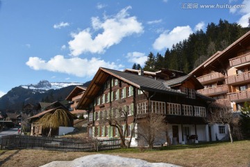 欧洲风景摄影 雪山下的小乡村