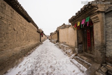 空寂无人的小巷 夯土建筑