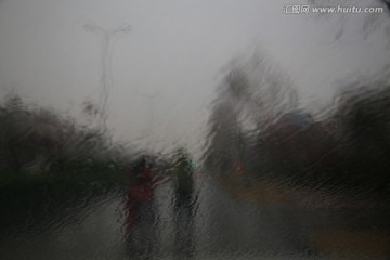 下雨的车窗外