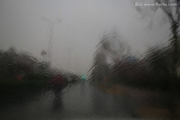 下雨的车窗外