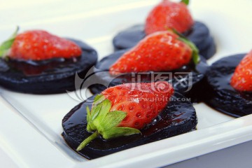 草莓慕斯蛋糕高清jpg