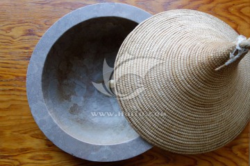 石锅和草锅盖