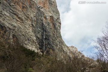 山崖上的瀑布