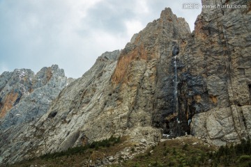 悬崖上的瀑布