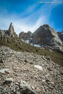 高原地带险峻山峰