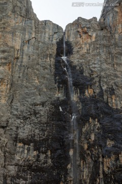 山崖瀑布