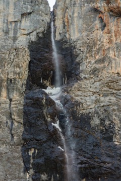 峡谷山崖瀑布