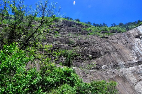 山顶峭壁