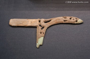 透雕龙纹铜戈