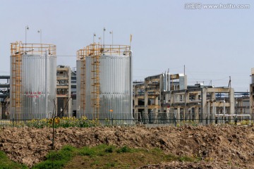 建设中的化工厂