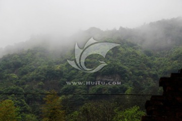 云雾缭绕的山