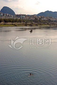 桂林市区漓江上游船和游泳爱好者