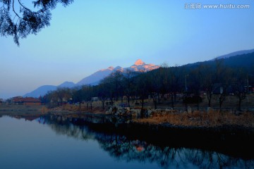 金色山峰下的湖泊