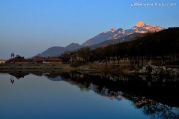 湖畔金色山峰