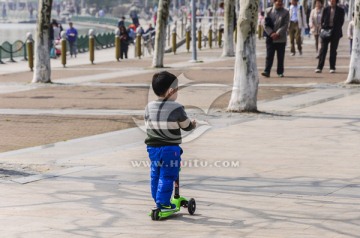 玩滑板车的小男孩