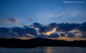 天空云彩远山湖泊